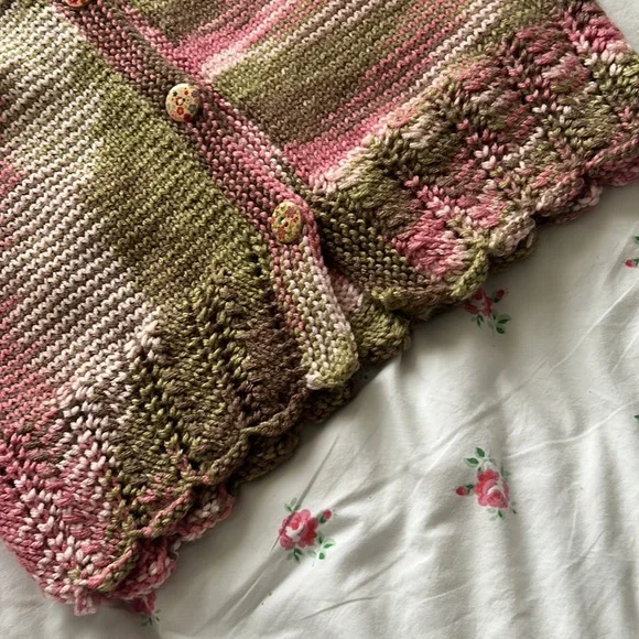 Vintage hand knit sweater vest with floral buttons - Picture 7 of 7